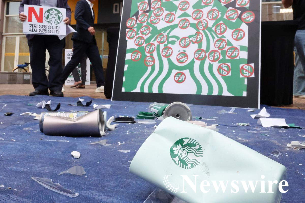 2026-05-22T044448Z_504863159_RC24ELA0FLEV_RTRMADP_3_SHINSEGAE-STARBUCKS.JPG