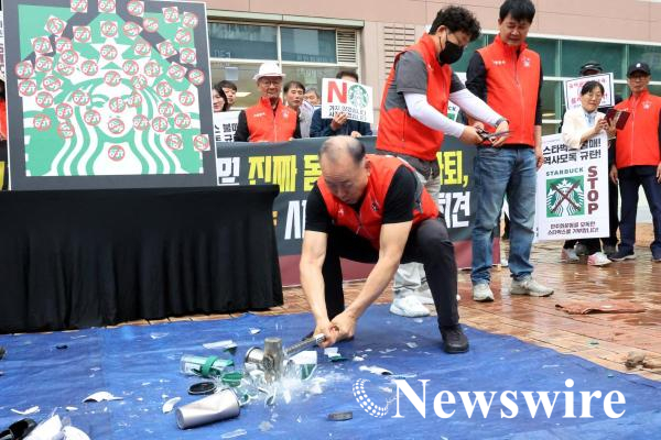 2026-05-22T044448Z_152420196_RC24ELAG3NI2_RTRMADP_3_SHINSEGAE-STARBUCKS.JPG